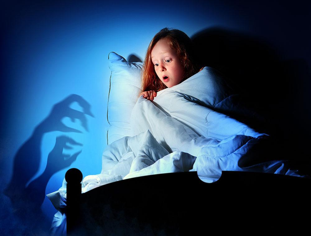 Месячные как спать ночью. Под одеялом с фонариком. Дети под одеялом с фонариком. Чтение под одеялом с фонариком. Девушка с фонариком под одеялом.